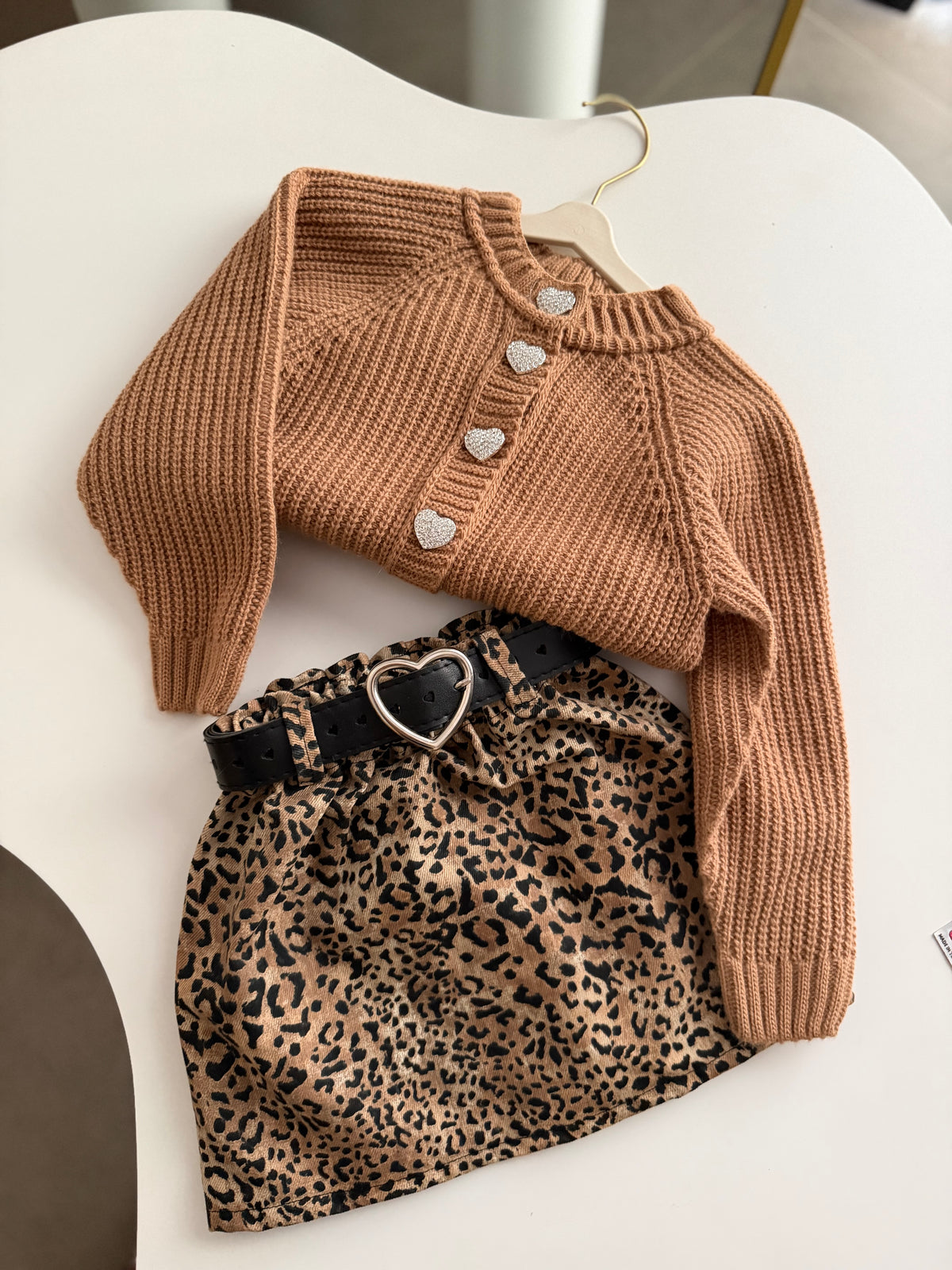 Tasarım Triko Hırka/Kalp Kemerli Leopar Denim Etek Kombin
