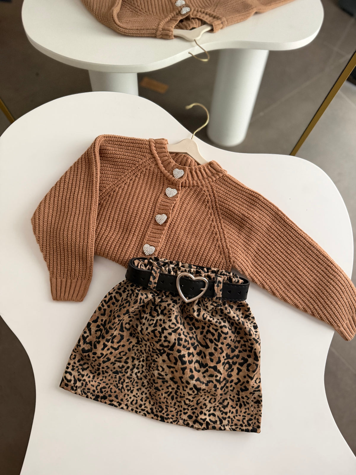 Tasarım Triko Hırka/Kalp Kemerli Leopar Denim Etek Kombin