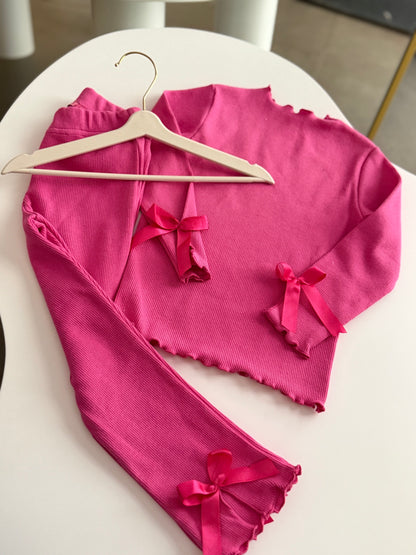 Pembe Taytlı Takım