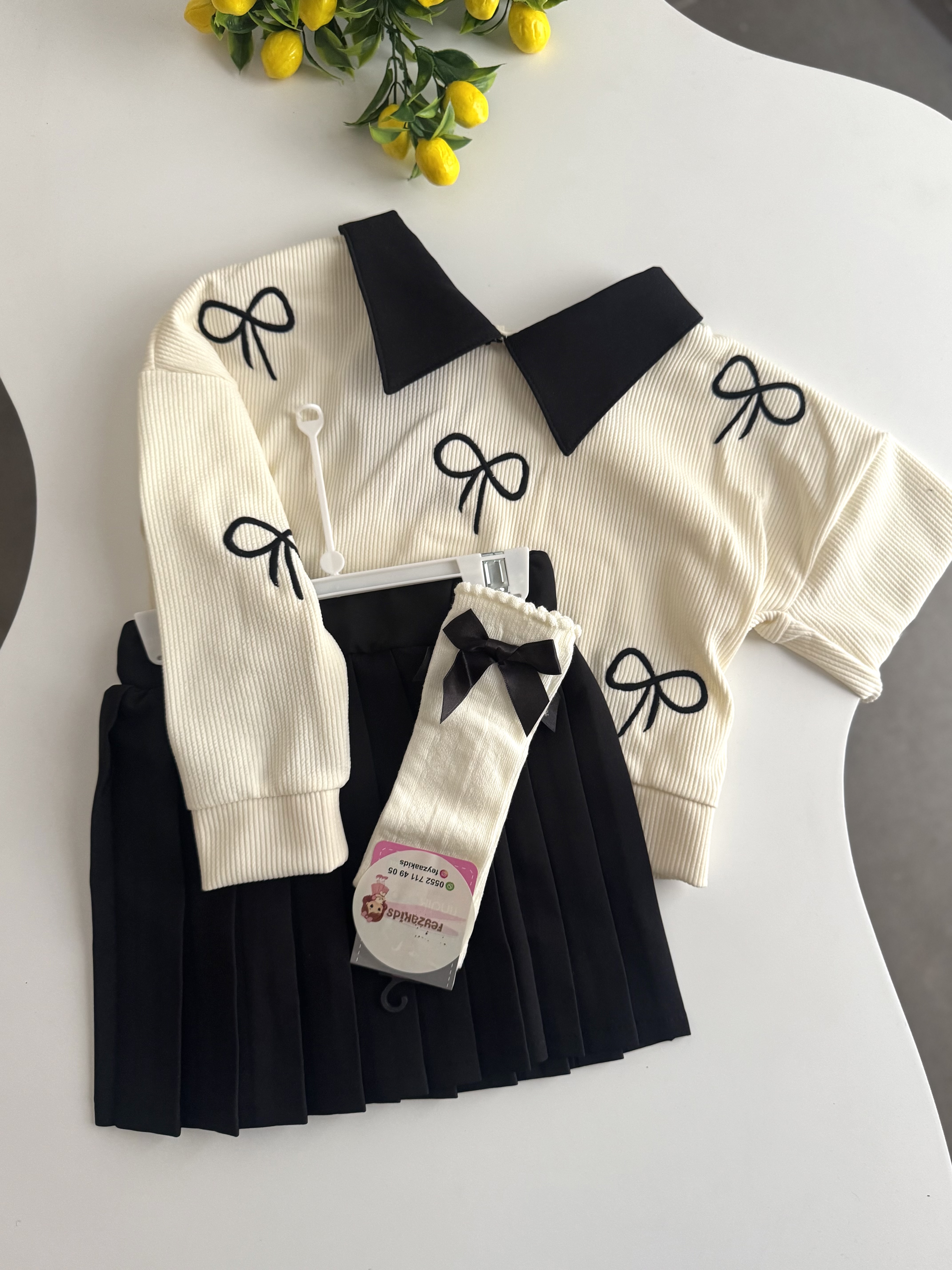 Siyah Yakalı Çoraplı Kolej Kombin